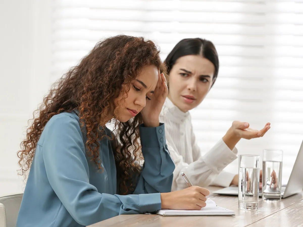 ماذا يعني أن يشعر شخص ما بالعداء السري تجاهك في العمل؟