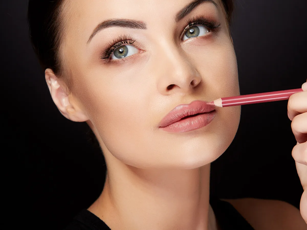 نصائح لتطبيق محدد الشفاه بشكل مثالي كالمحترفين.. ستفيدك حتماً