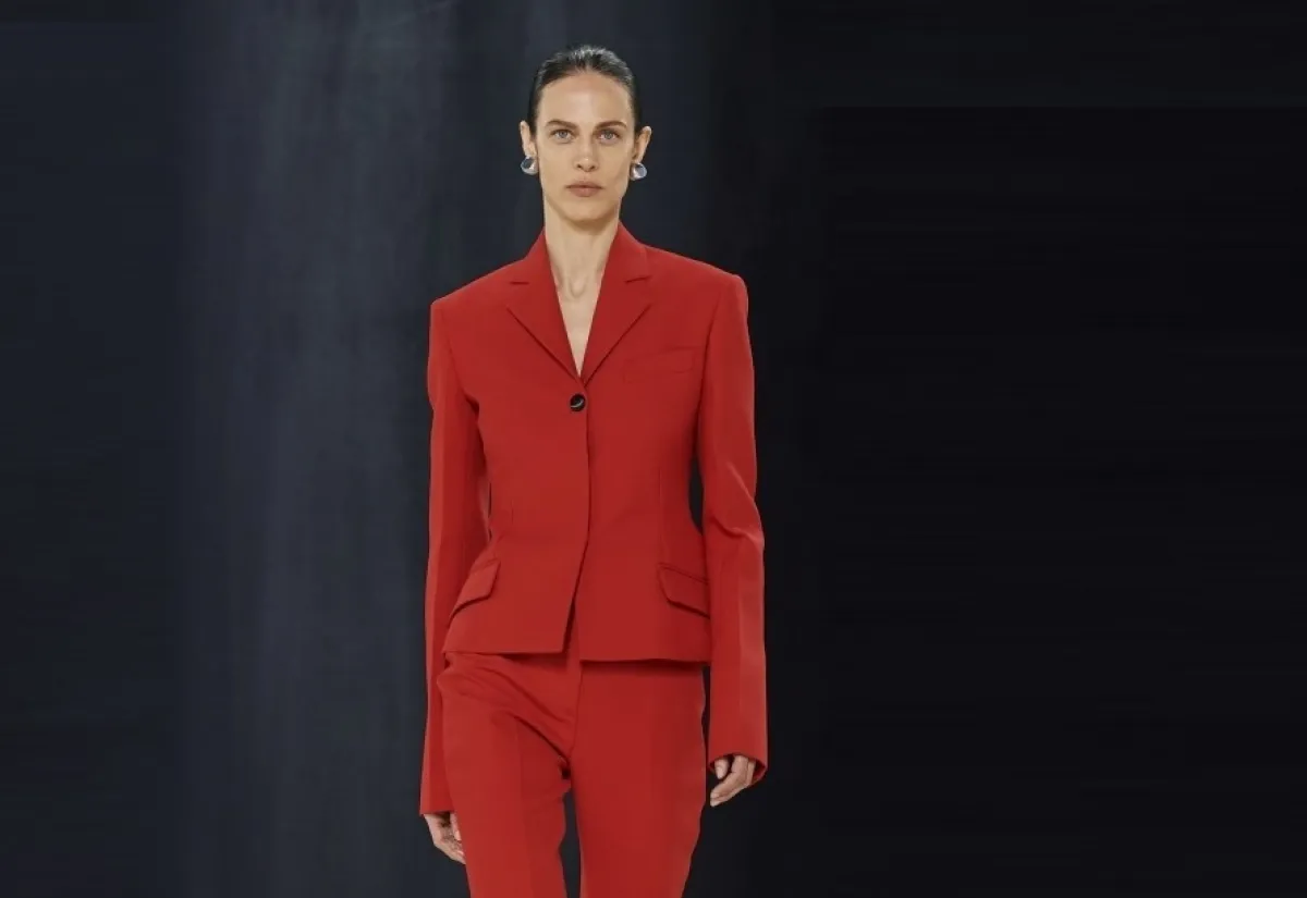 بدلة حمراء من ماركة Ferragamo