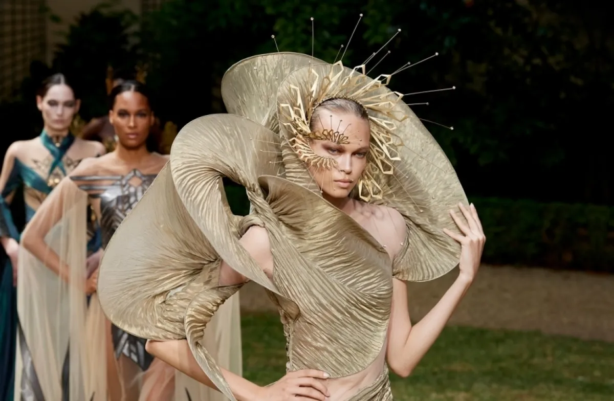 أزياء من وحي اللوحات الفنية تعكس علاقة التصميم بالرسم