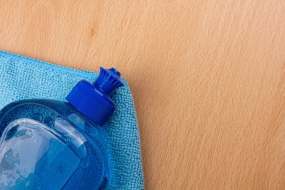 استخدامات سائل الجلي في أعمال تنظيف المنزل والحديقة