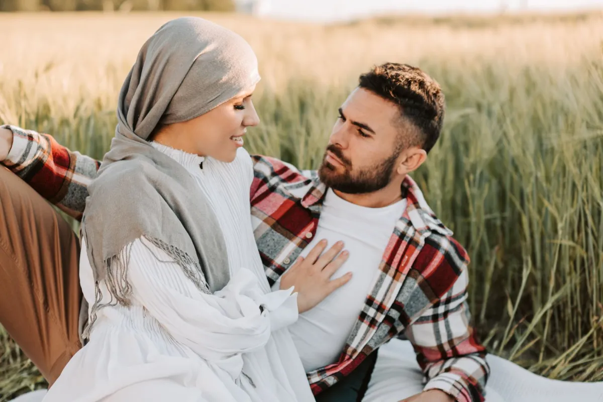 زوج وزوجة محبان في الريف