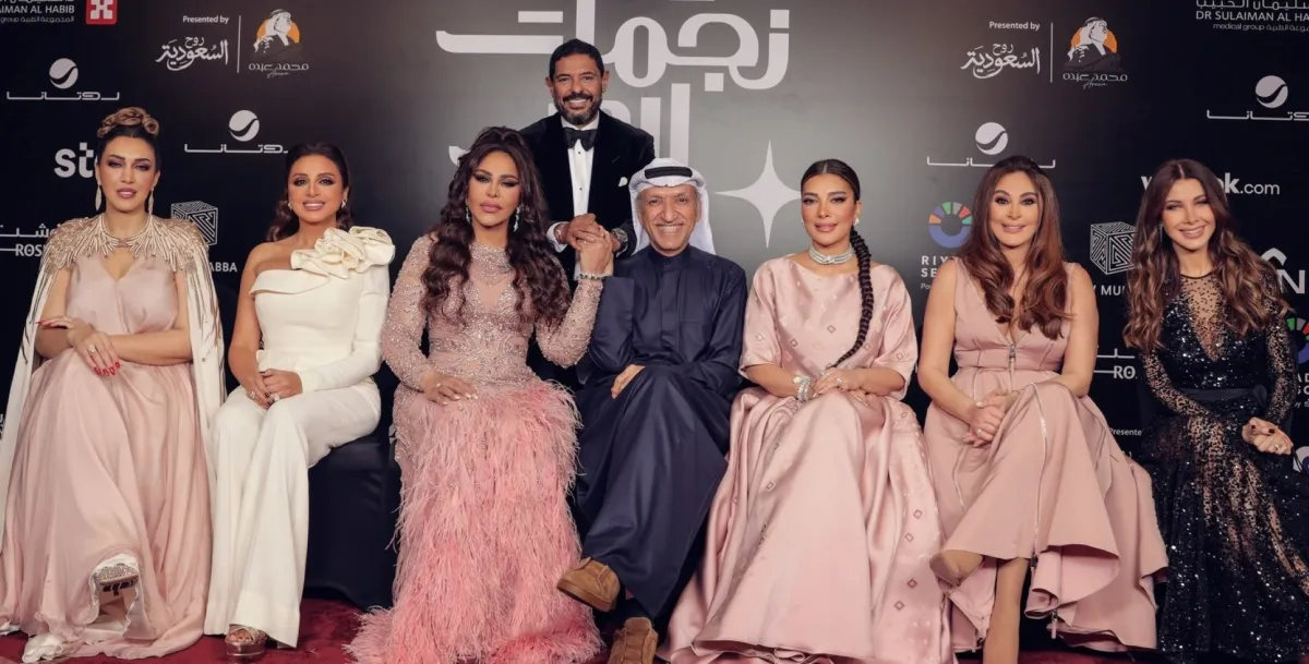 صورة لفنانات المشاركات ل ليلة نجمات العرب برفقة سالم الهندي - الصورة من حساب روتانا لايف على تويتر