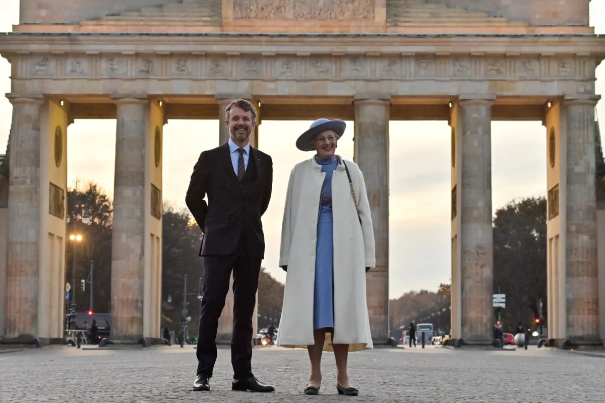 الملكة مارغريت الثانية وولي العهد الأمير فريدريك في برلين (Queen Margrethe II of Denmark and her son, Crown Prince Frederik in Berlin). مصدر الصورة: John MACDOUGALL / AFP