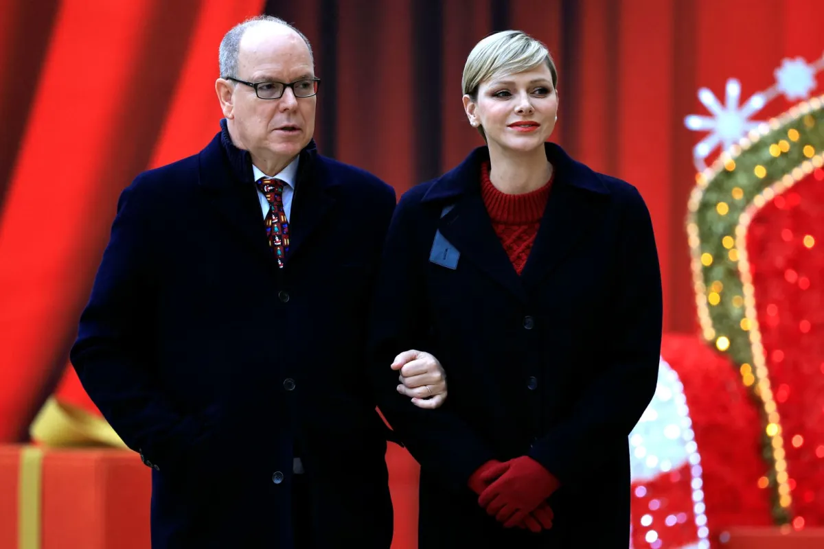 الأمير ألبرت الثاني والأميرة تشارلين في قصر الأمير في موناكو(Prince Albert II and Princess Charlene at the Prince's Palace of Monaco). مصدر الصورة: Valery HACHE / POOL / AFP