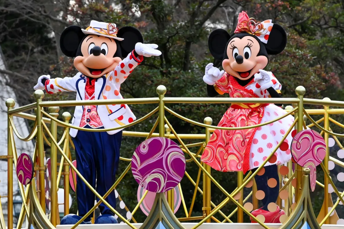 شخصية ميكي ماوس وميني ماوس في ديزني لاند بطوكيو (Minnie and Mickey Mouse at Tokyo Disneyland in Urayasu, Chiba prefecture). مصدر الصورة: Kazuhiro NOGI / AFP