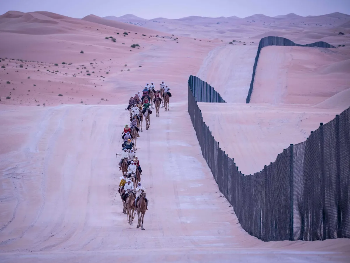 تتابع القافلة مسيرها باتجاه القرية التراثية في القرية العالمية يوم 6 يناير القادم