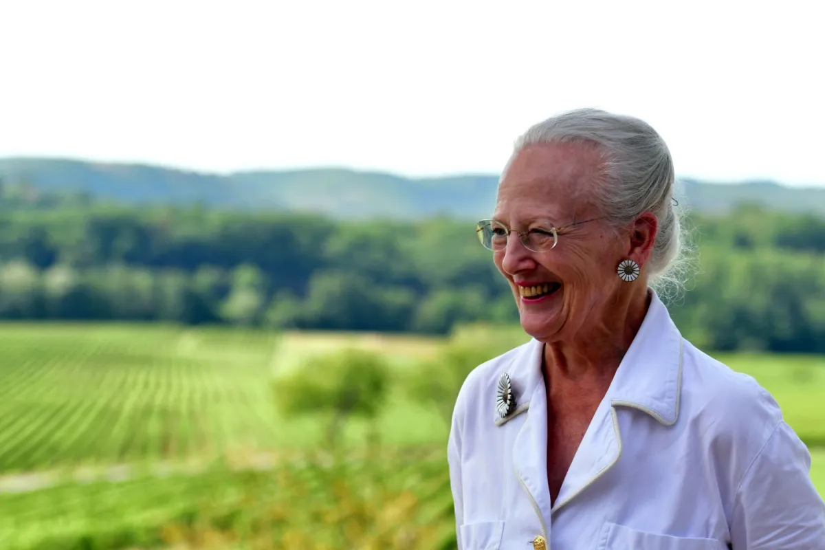 الملكة مارغريت الثانية في جنوب فرنسا (Queen Margrethe II in southern France). مصدر الصورة:  PASCAL PAVANI / AFP