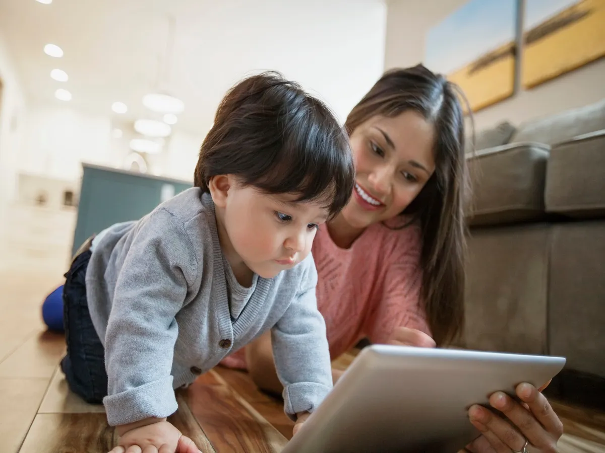 صورة لأم مع طفلها الرضيع