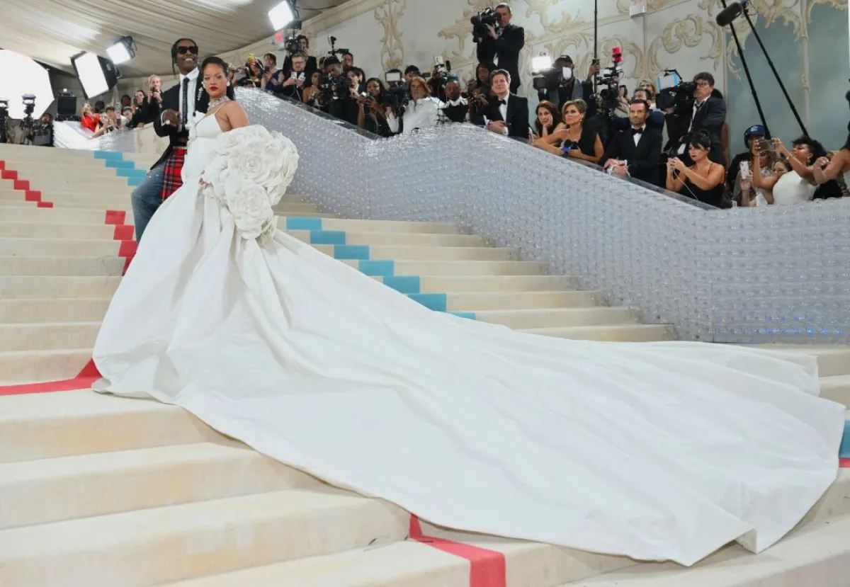 النجمة ريهانا ترتدي زياً ابيض من فالنتينو  خلال حفل مت غالا 2023