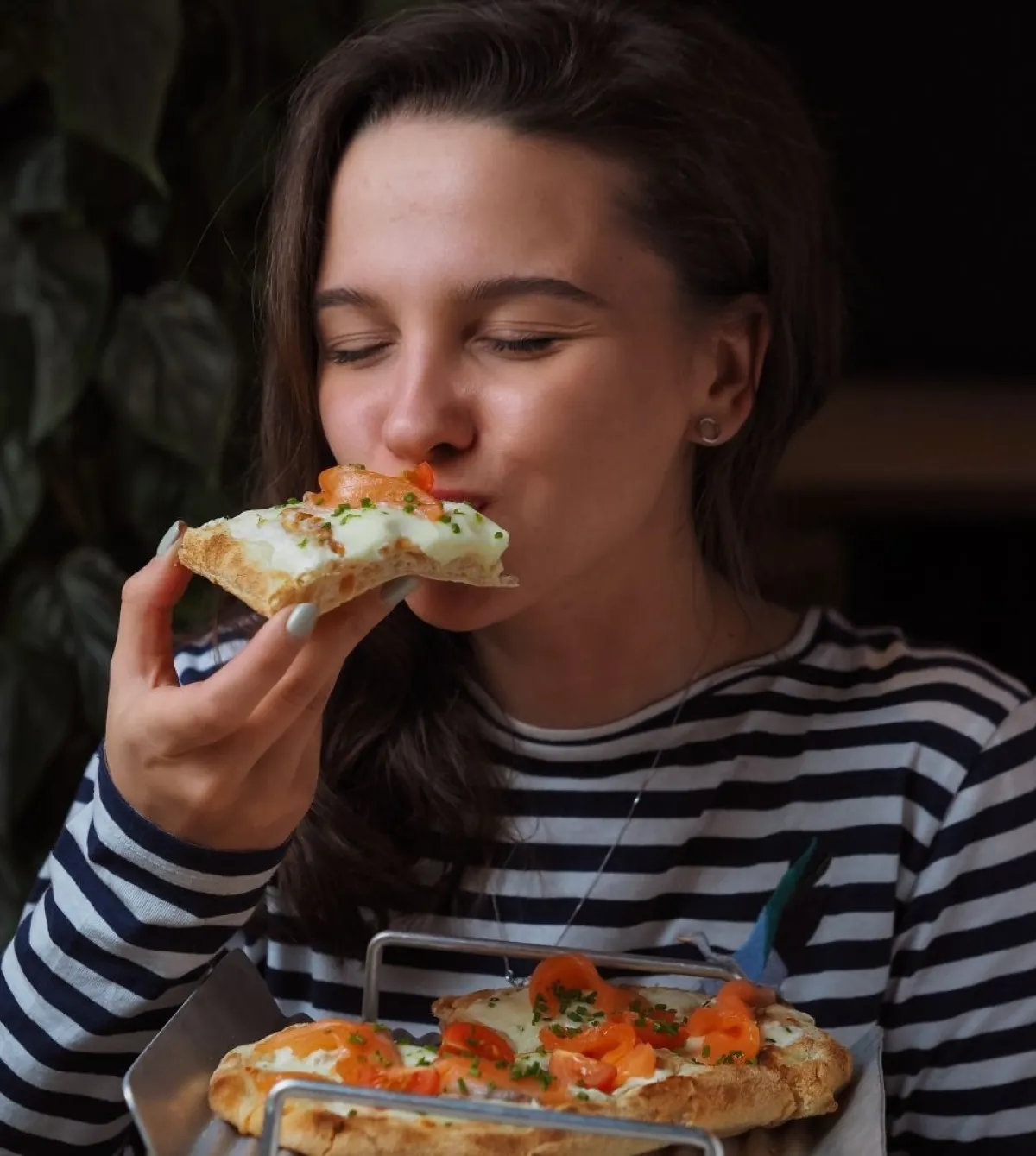 صورة امرأة تاكل