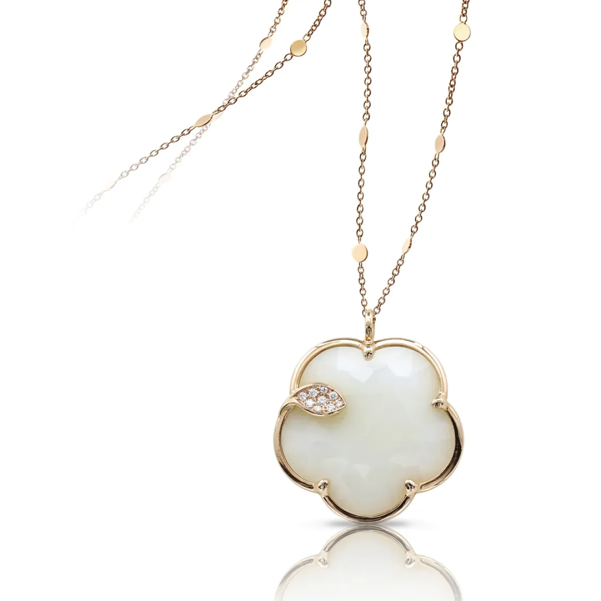 قلادة الزهرة مصنوعة من الذهب واللؤلؤ الأبيض والعقيق الأبيض من  باسكال بروني