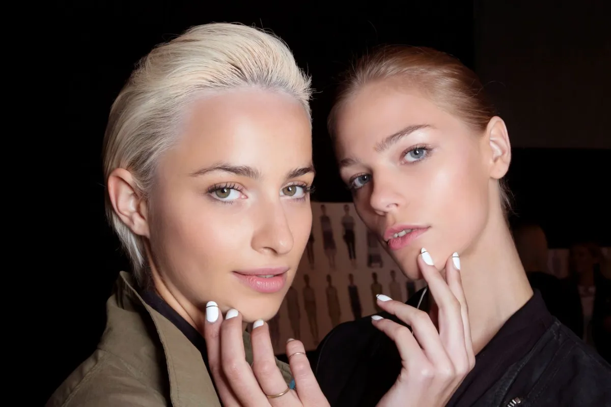 ألوان مناكير بيضاء لشتاء 2024 