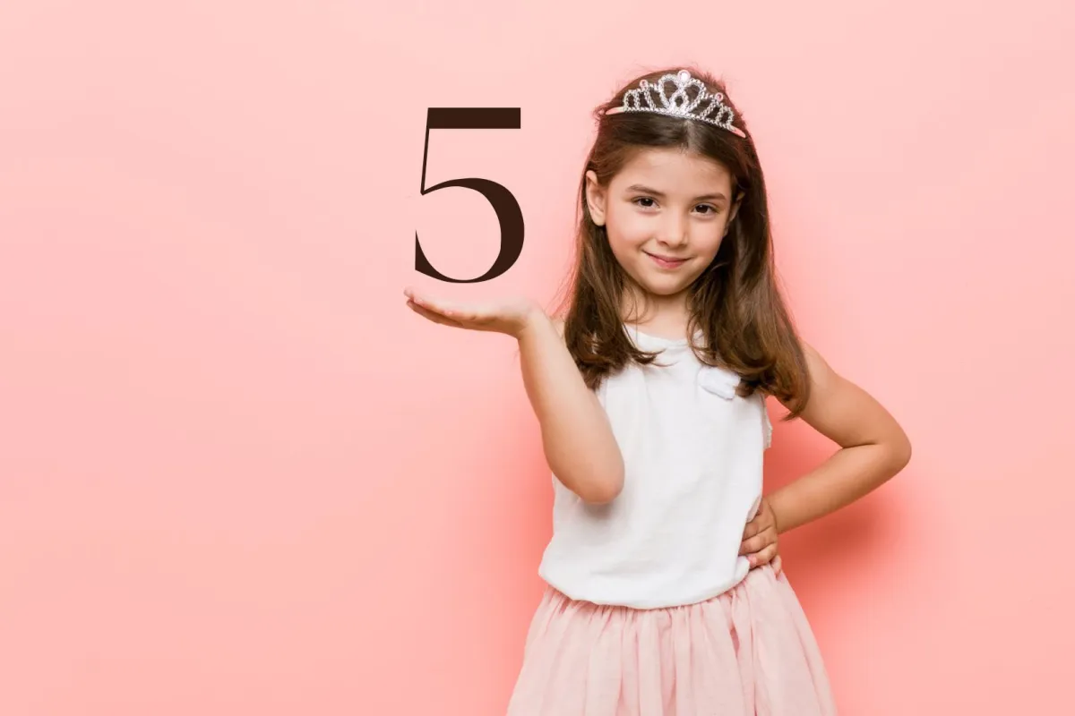 صورة فتاة تحمل الرقم 5