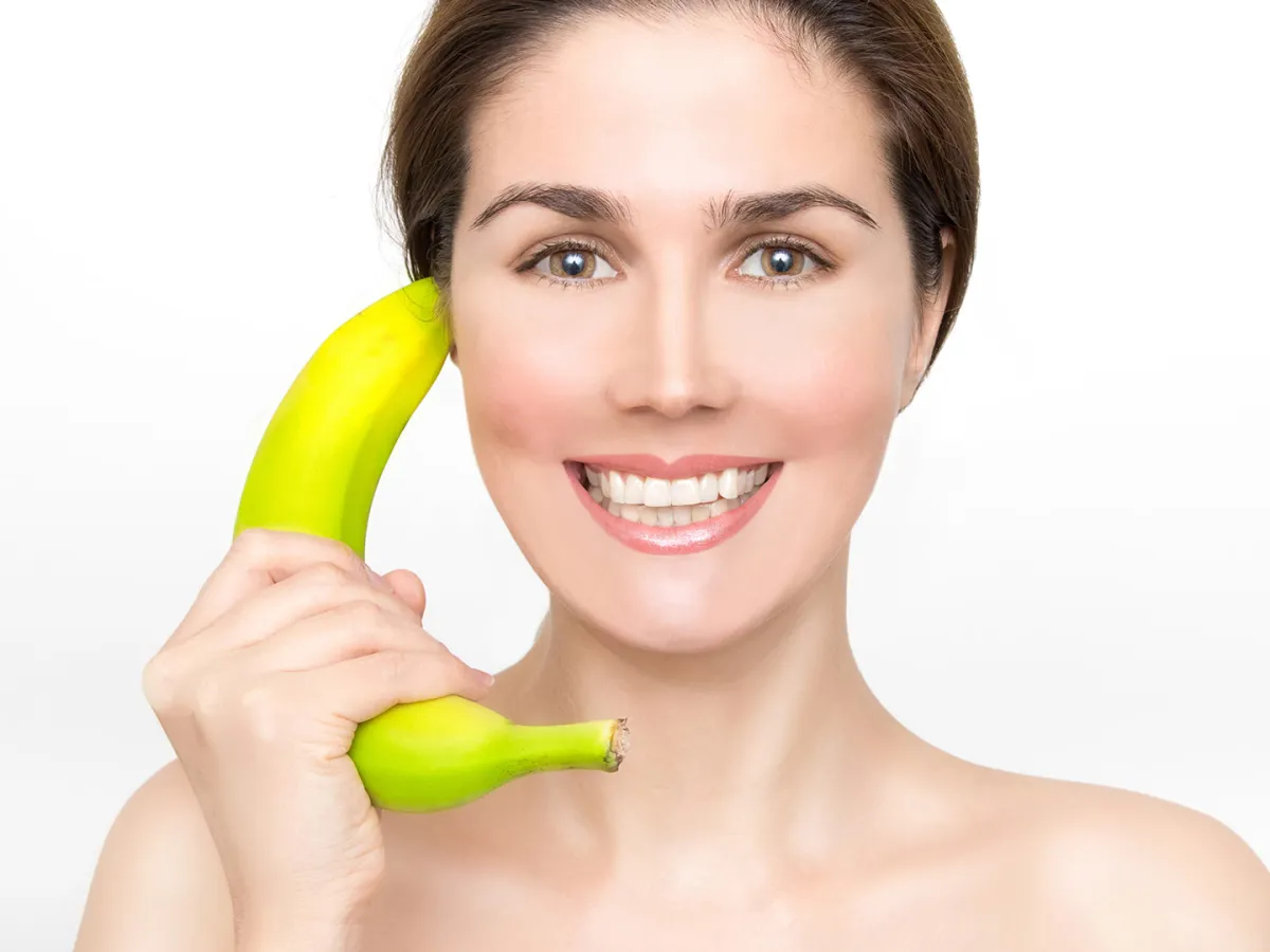 أضرار قشر الموز للأسنان ضئيلة جداً مقارنة بفوائدها وفق طبيبة تغذية