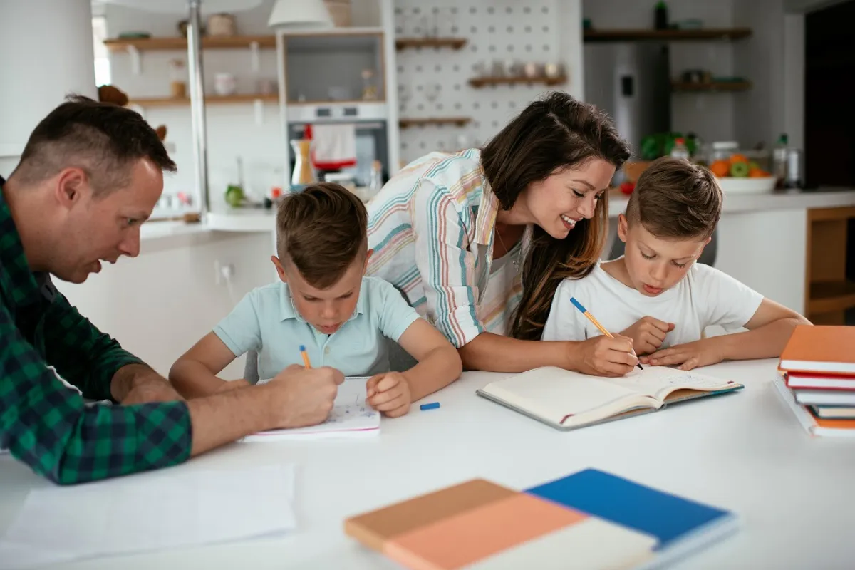 صورة لأسرة تدعم أطفالها