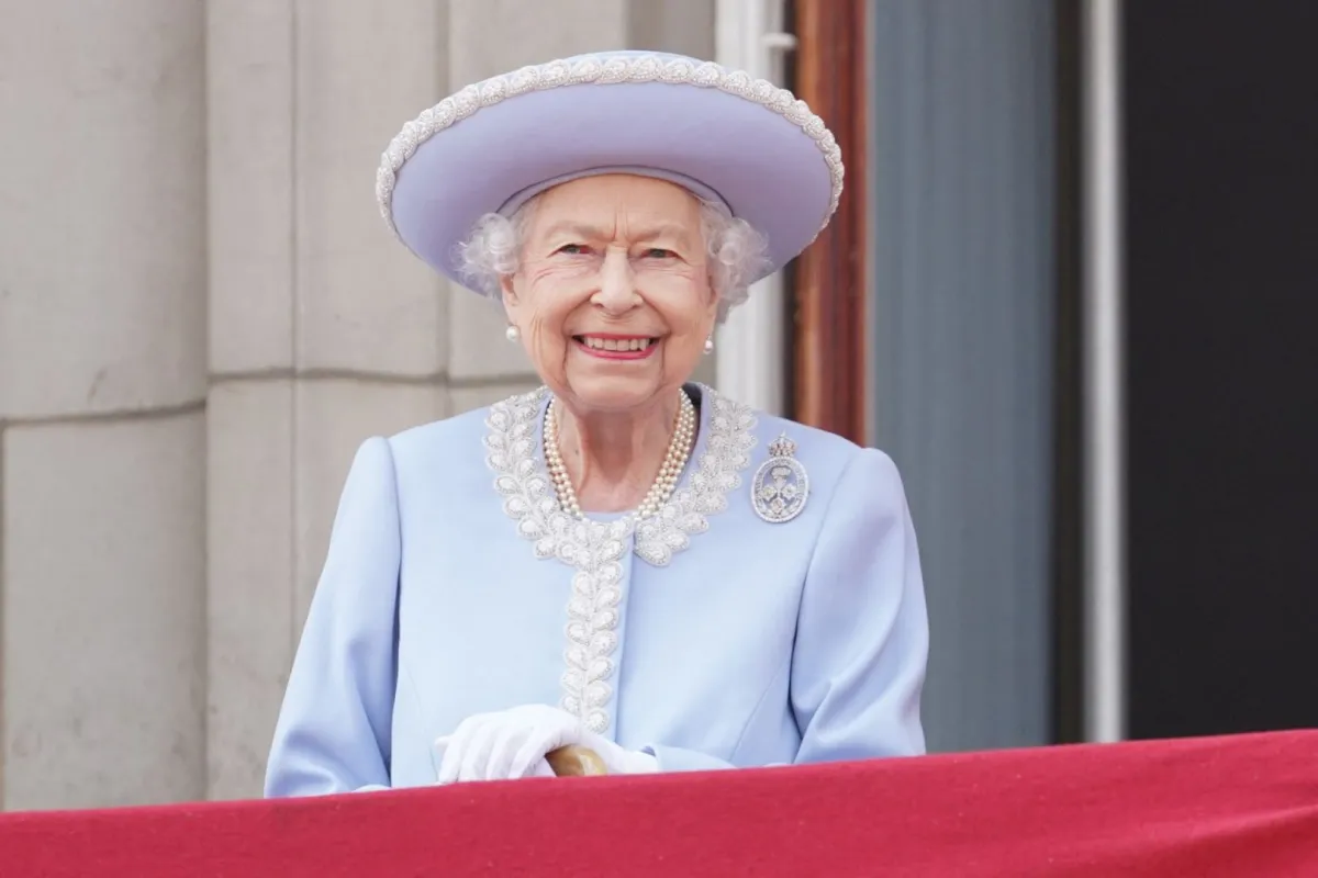 الملكة إليزابيث الثانية في شرفة قصر باكنغهام (Queen Elizabeth II in the Balcony of Buckingham Palace). مصدر الصورة: Jonathan Brady / POOL / AFP