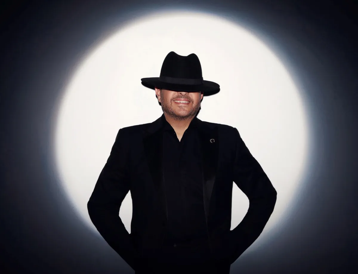 الصورة من صفحة هاني شاكر على الفيس بوك