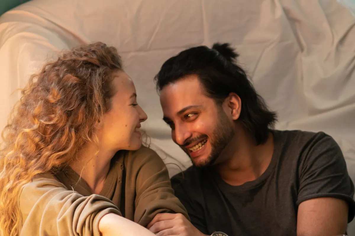 زوجان يتبادلان الحوار الممتع