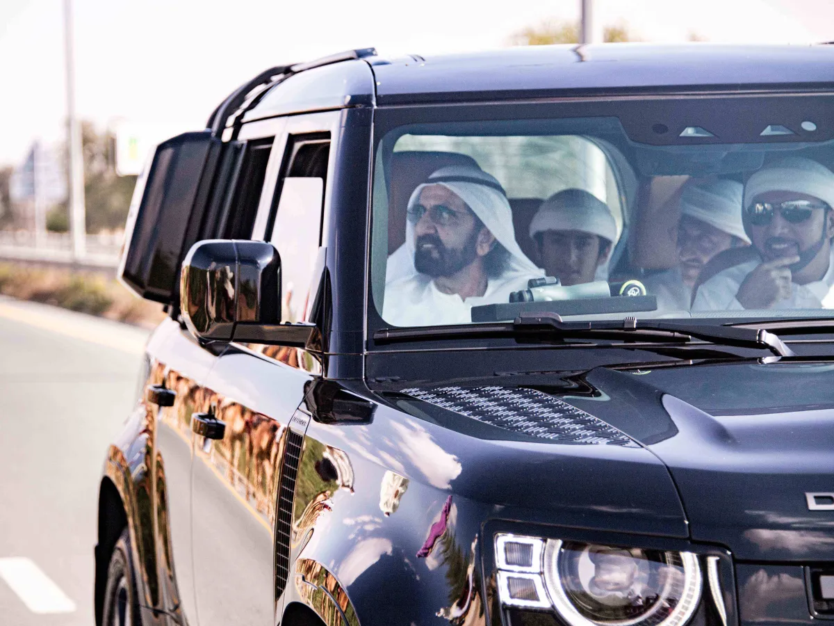 مستقبلاً ببالزعفران والبخور.. الشيخ محمد بن راشد يلتقي قافلة رحلة الهجن 