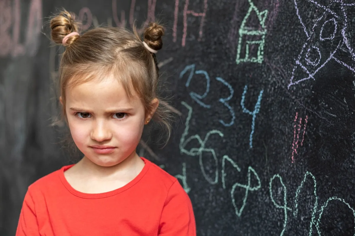 صورة لطفلة تحمل هموماً