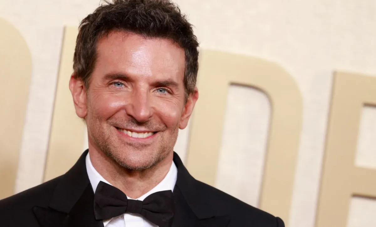 برادلي كوبر في فندق بيفرلي هيلتون في بيفرلي هيلز، كاليفورنيا (Bradley Cooper at The Beverly Hilton in Beverly Hills, California). مصدر الصورة: مصدر الصورة: Michael TRAN / AFP