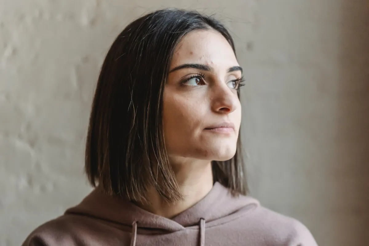 فتاة جالسة تتأمل 