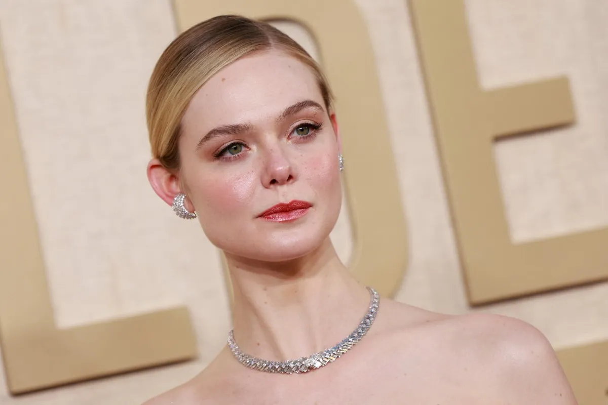 النجمة إيل فاينينغ Elle Fanning في حفل غولدن غلوب 81 في كاليفورنيا بتاريخ 7 يناير  (مصدر الصورة Michael TRAN / AFP)