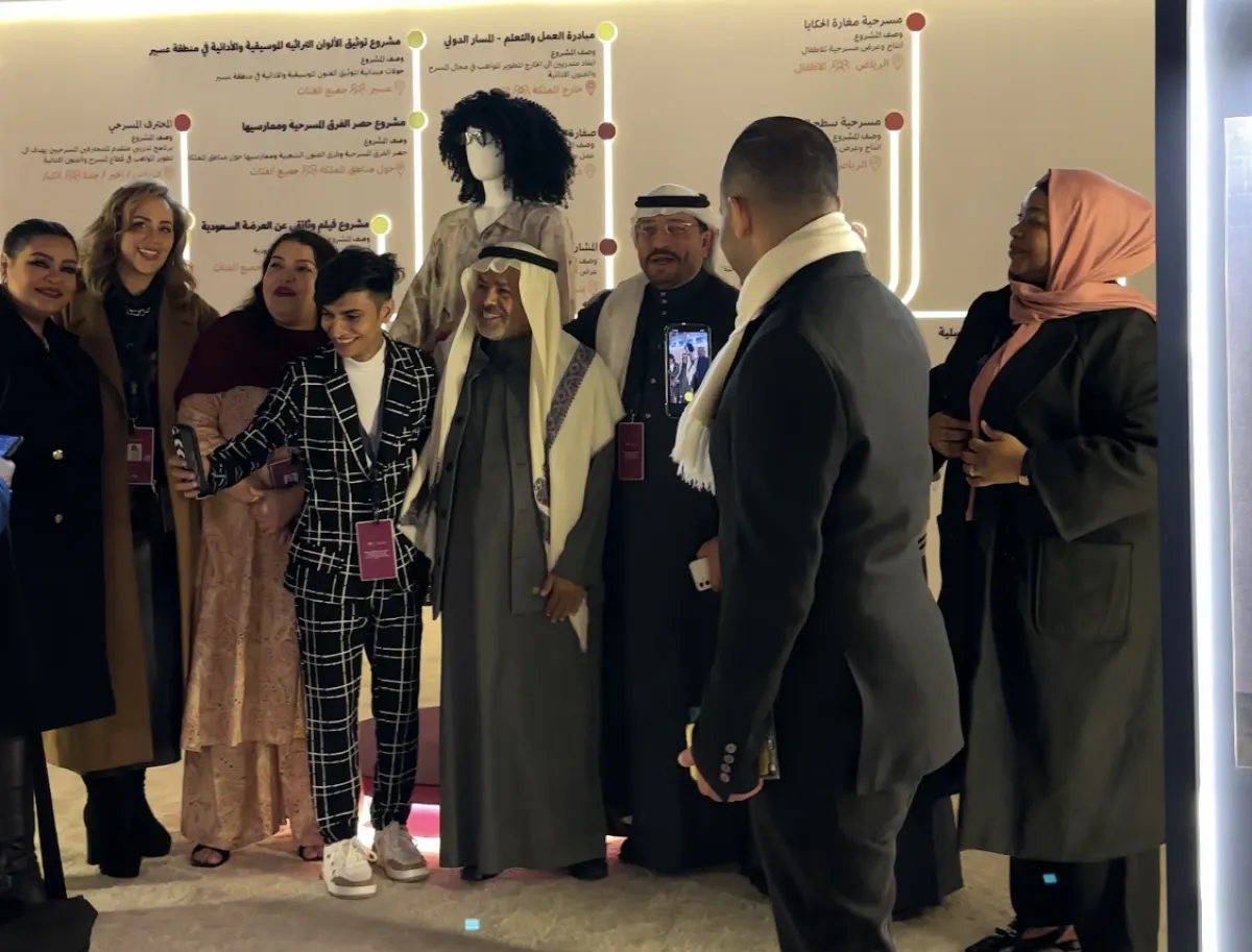 فريق عمل مسرحية بائعة الوهم مع زوار المهرجان