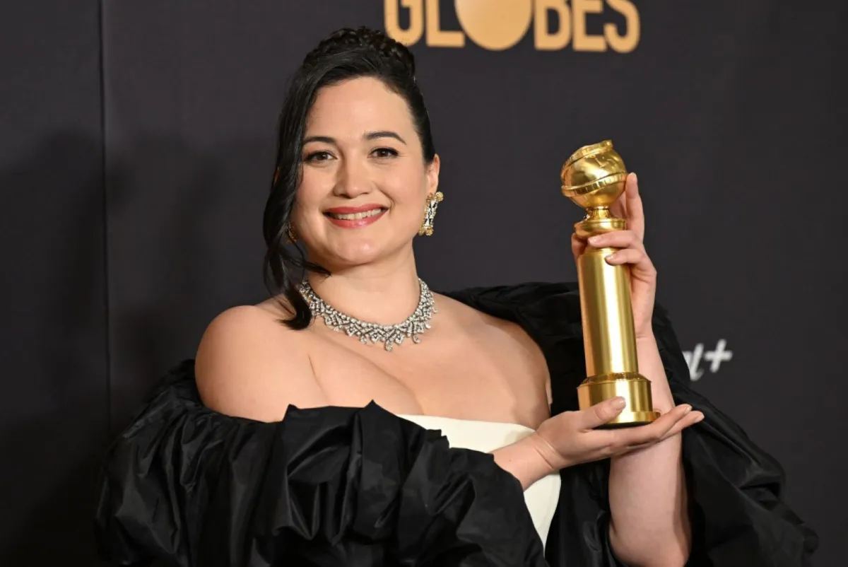 ليلي غلادستون في حفل توزيع جوائز غولدن غلوب (Lily Gladstone at Golden Globe Awards). مصدر الصورة: Robyn BECK / AFP
