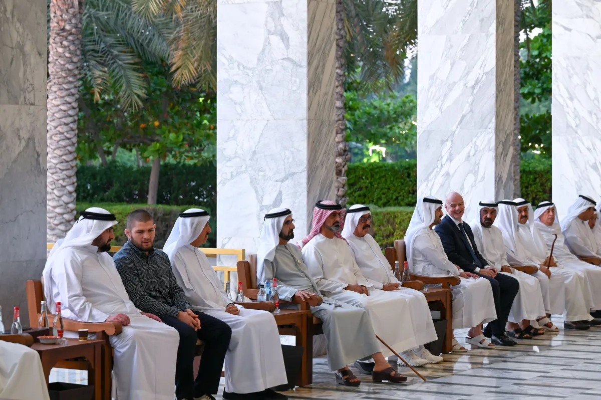 الشيخ محمد بن راشد يلتقى الفائزين بجائزة محمد بن راشد للإبداع الرياضي. الصورة من مكتب دبي الإعلامي