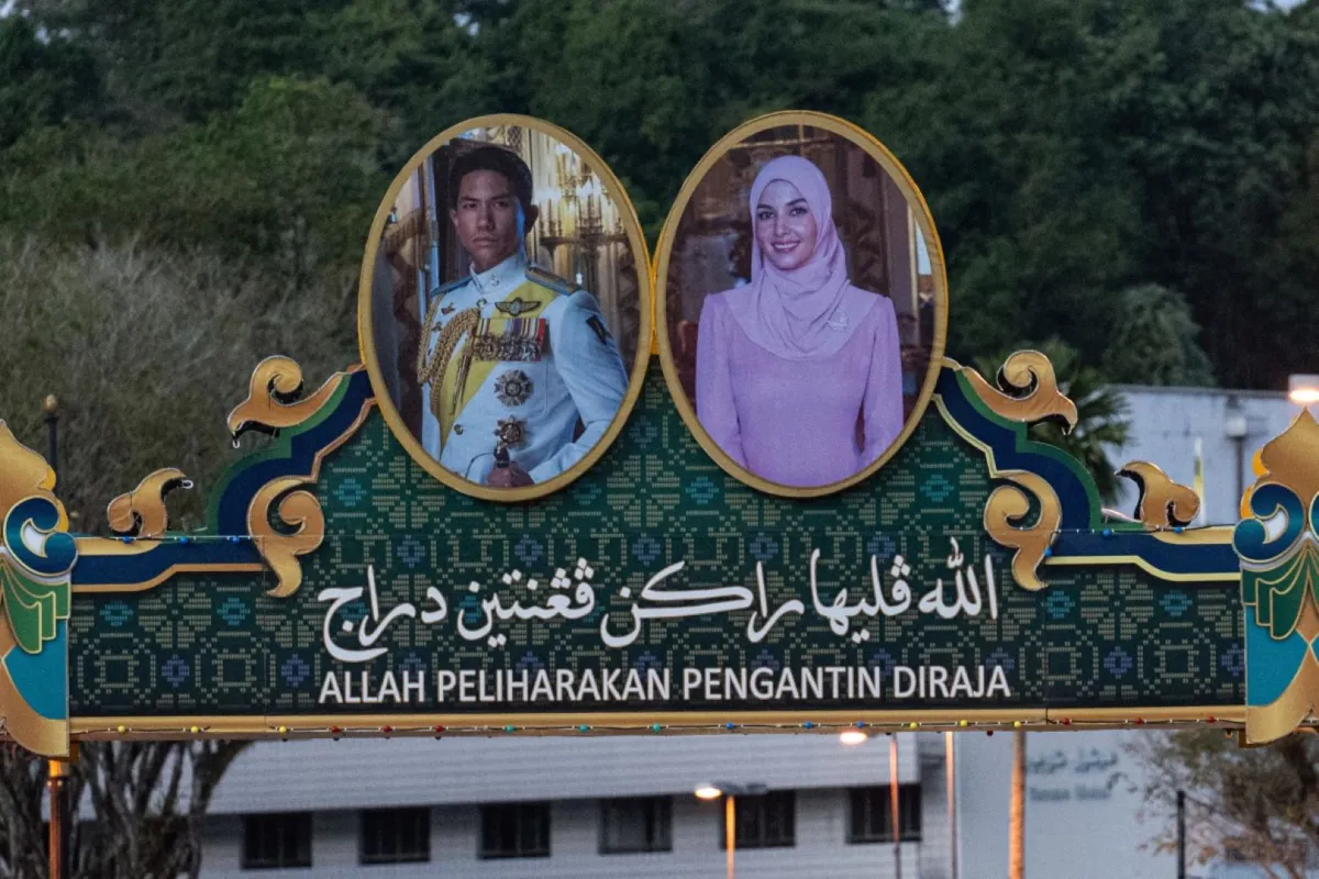 صور العريس الأمير عبد المتين والعروس أنيشا روسناه في بروناي(The portraits of groom Prince Abdul Mateen and bride Anisha Rosnah in Brunei). مصدر الصورة: Mohd RASFAN / AFP