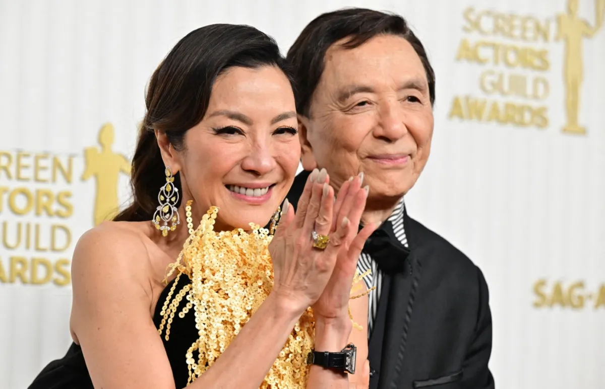 ميشيل يوم وجيمس هونغ من حفل توزيع جوائز ساغ بكاليفورنيا (Michelle Yeoh during the 29th Screen Actors Guild Awards). مصدر الصورة: Frederic J. Brown / AFP