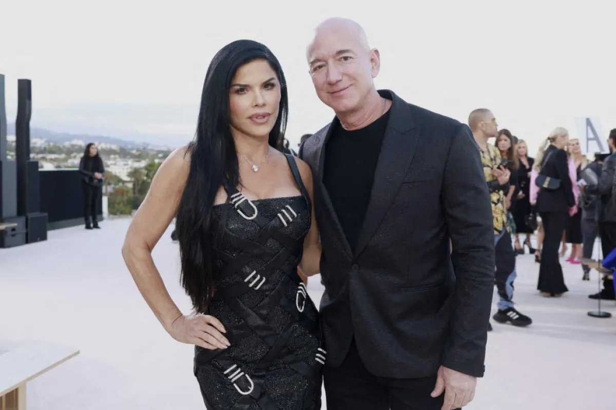 جيف بيزوس وخطيبته لورين سانشيز Lauren Sánchez and Jeff Bezos في حفل Versace (مصدر الصورة:  Emma McIntyre / GETTY IMAGES NORTH AMERICA / Getty Images via AFP)