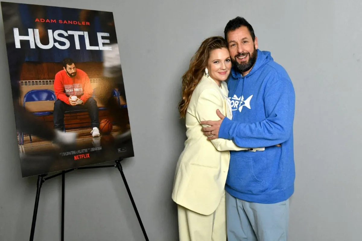 درو باريمور وآدم ساندلر  Drew Barrymore and Adam Sandler خلال عرض Hustle (مصدر الصورة: Craig Barritt / GETTY IMAGES NORTH AMERICA / Getty Images via AFP)