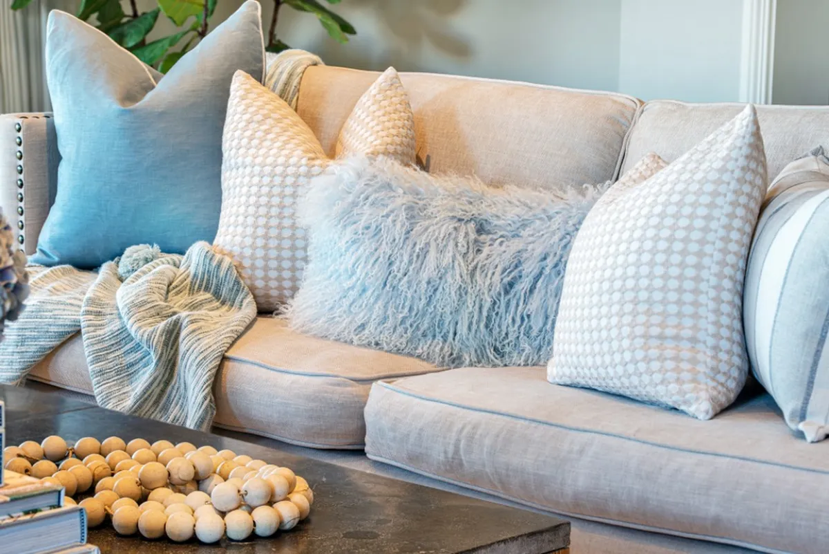 غرفة المعيشة تتبع الطراز الساحلي