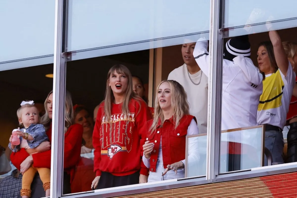 تايلور سويفت في كانساس سيتي بولاية ميسوري (Taylor Swift in Kansas City, Missouri). مصدر الصورة: David Eulitt/Getty Images/AFP