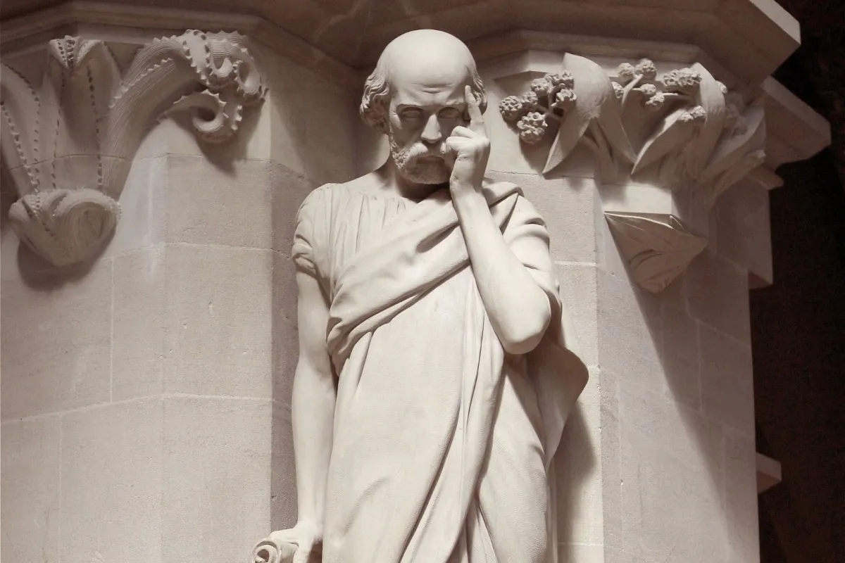 تمثال قديم لأحد لرجل يفكر