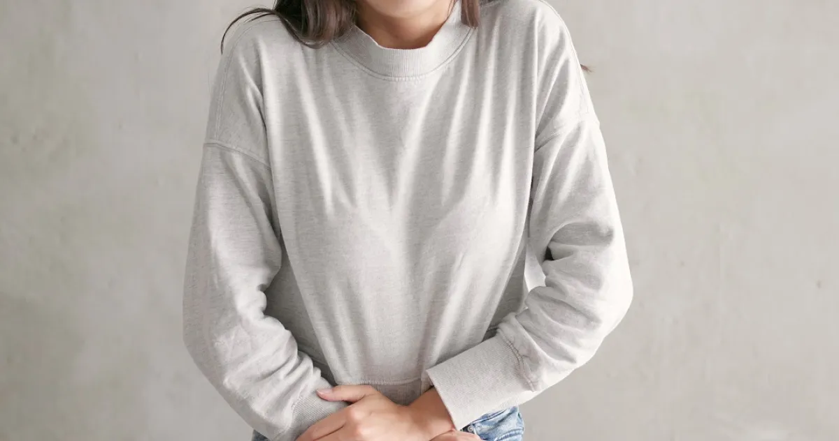 صورة لامرأة تشعر بألم في البطن