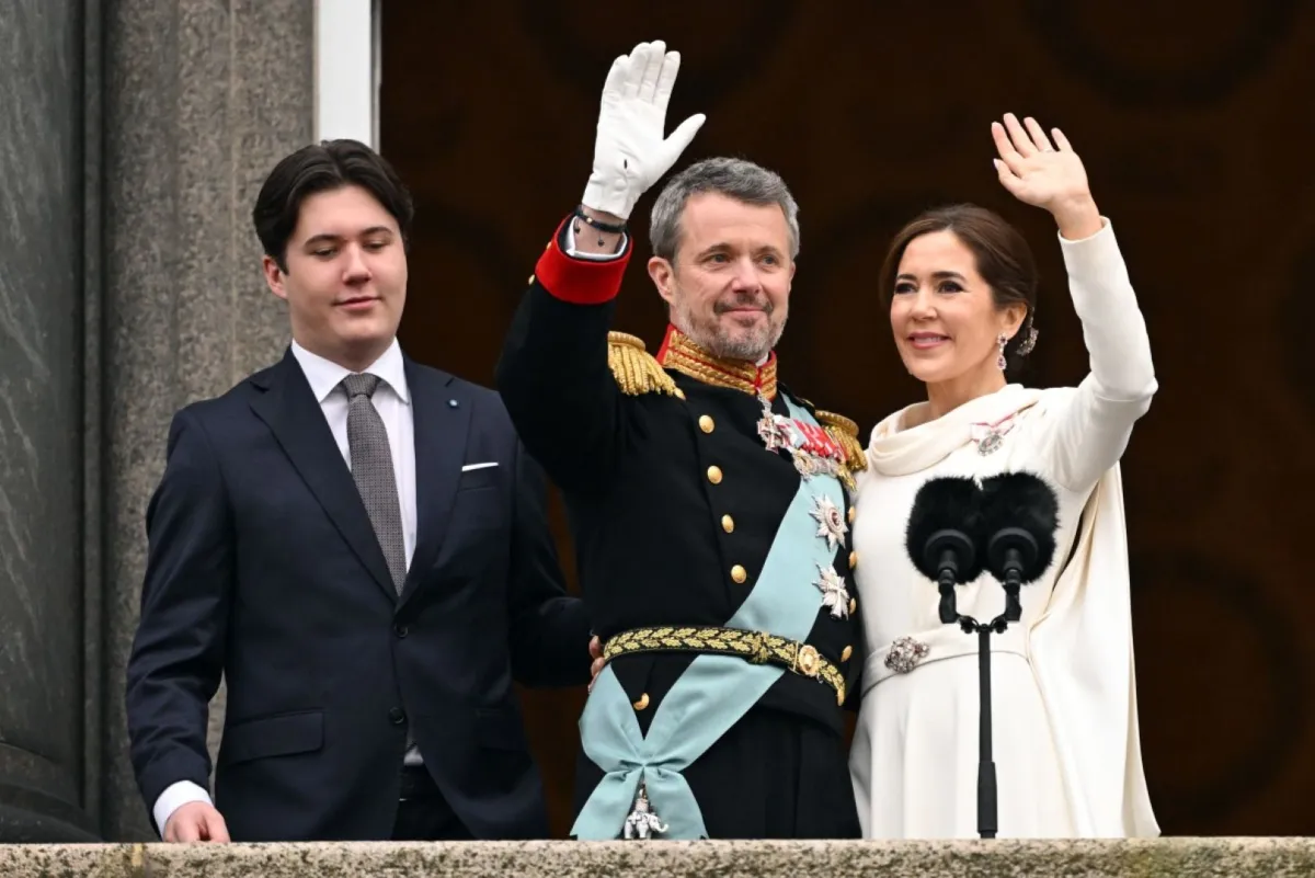 الملك فريدريك والملكة ماري بجانبهما ولي العهد الأمير كريستيان في كوبنهاغن، الدنمارك (King Frederik X and Queen Mary of Denmark next to   their son, the new Crown Prince Christian in Copenhagen, Denmark). مصدر الصورة: Jonathan NACKSTRAND / AFP