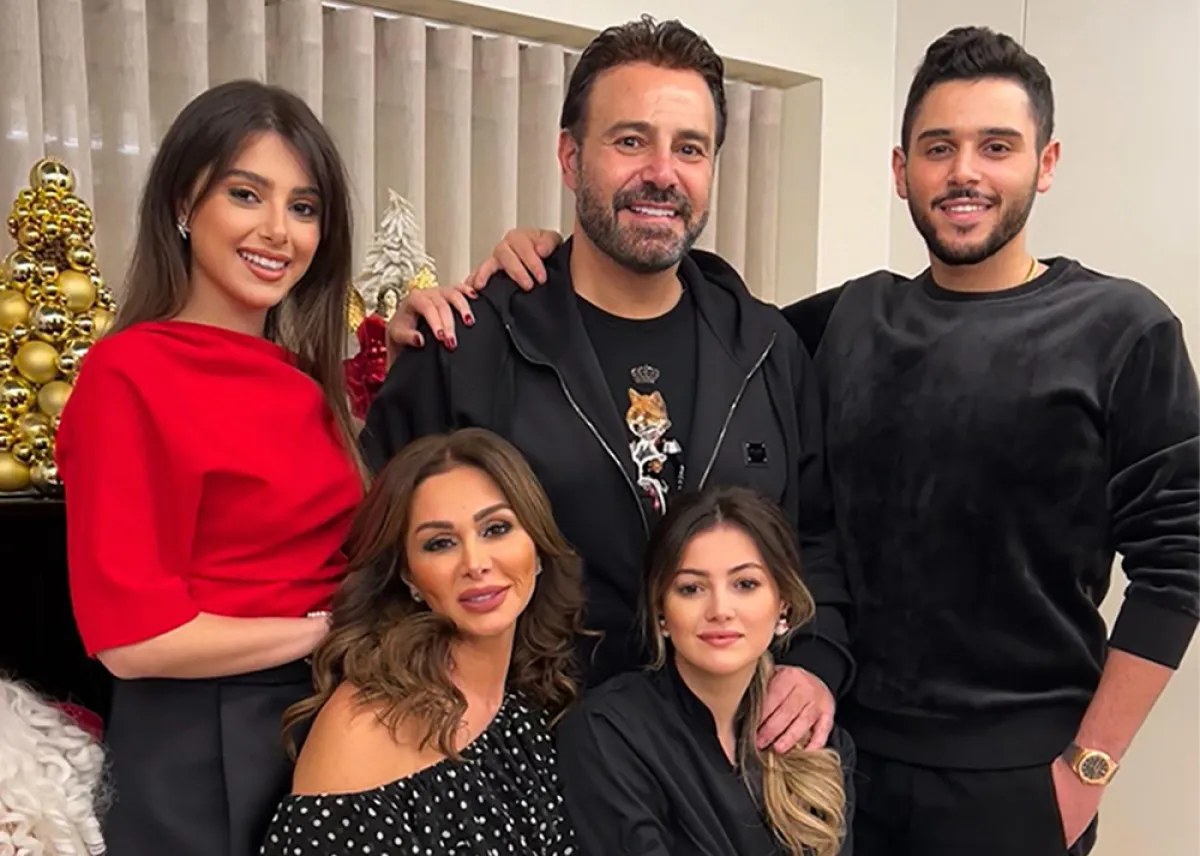 عاصي الحلاني مع عائلته- الصورة من صفحة الوليد الحلاني بـ"إنستغرام"