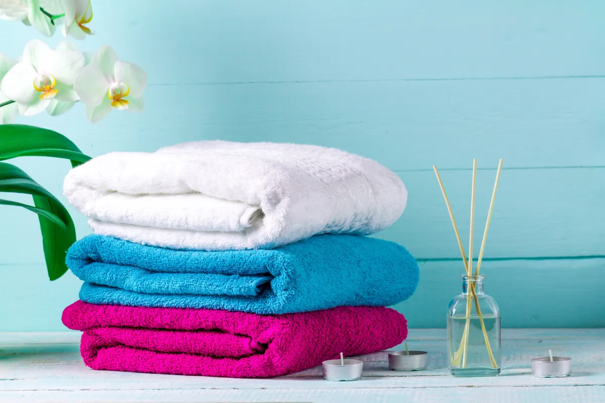 حيل متبعة لإزالة رائحة العفن من المناشف البيض والملوّنة