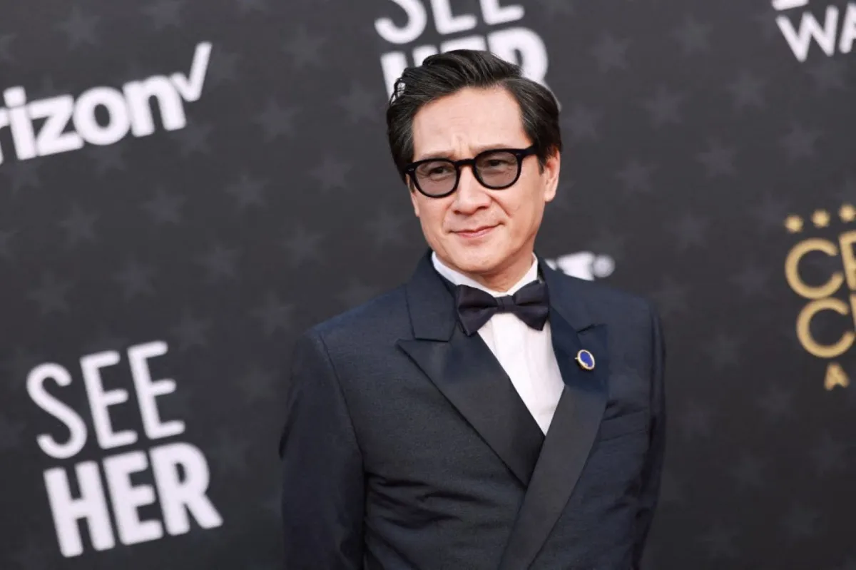 كي هوي كوان في حفل توزيع جوائز اختيار النقاد (Ke Huy Quan in Critics Choice Awards). مصدر الصورة: Matt Winkelmeyer/Getty Images for Critics Choice Association/AFP
