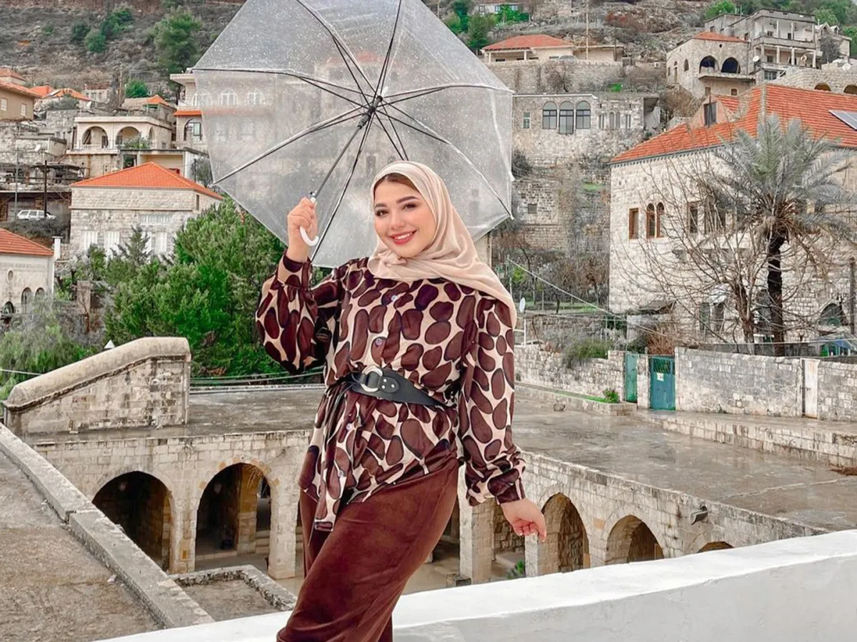 حنان الحكيم بإطلالة عصرية من قماش المخمل