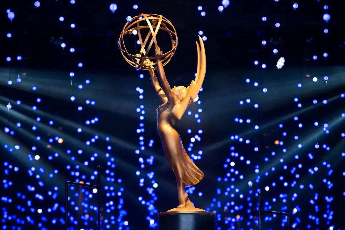 تمثال إيمي (Emmy Statue). مصدر الصورة: Robyn Beck / AFP