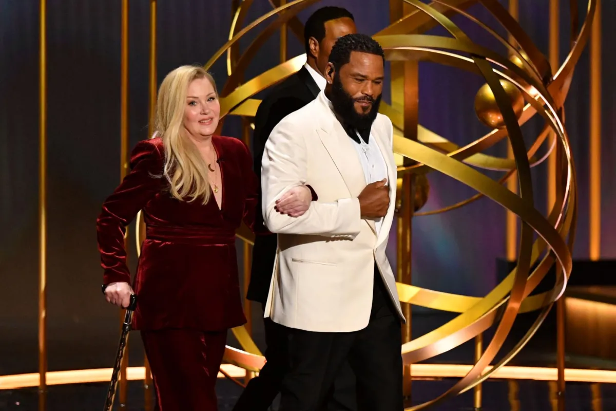 أنتوني أندرسون وكريستينا أبلغيت  في حفل توزيع جوائز إيمي ( Anthony Anderson and Christina Applegate  at Emmy Awards). مصدر الصورة: Valerie Macon / AFP