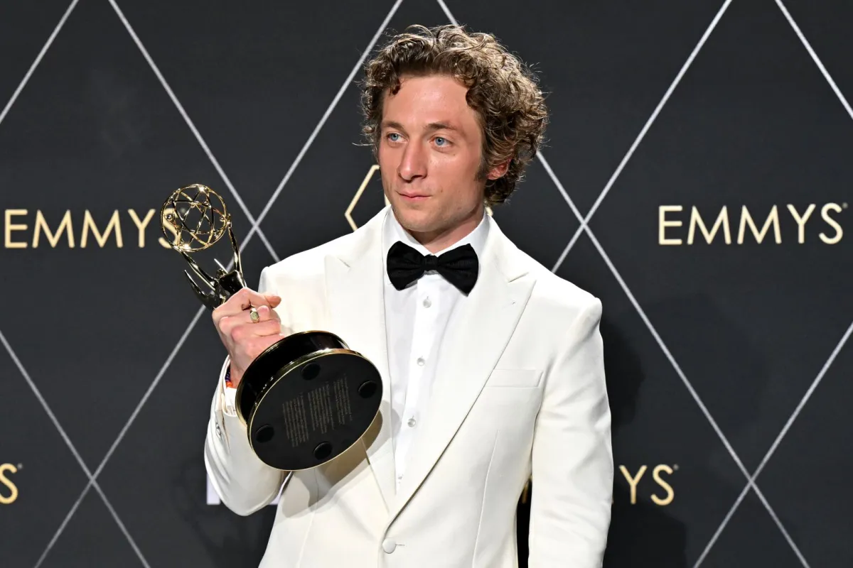 جيرمي ألين وايت في حفل توزيع جوائز إيمي (Jeremy Allen White at Emmy Awards). مصدر الصورة: Robyn BECK / AFP