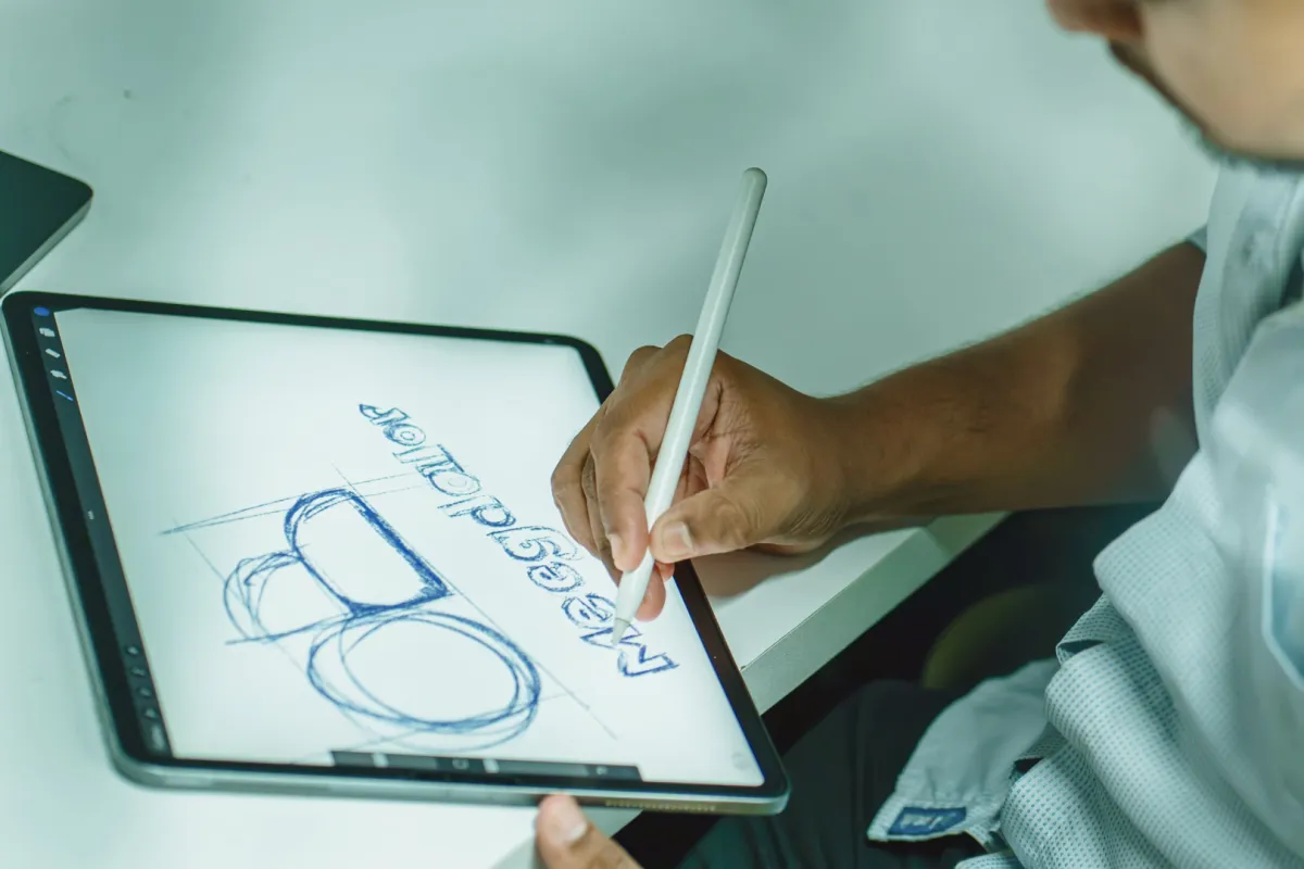 شاب يرسم باستخدام القلم اللوحي على جهاز لوحي