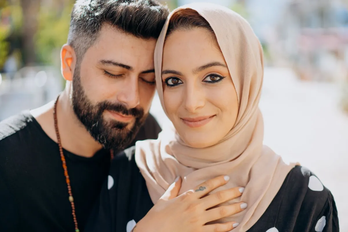 زوجة سعيدة مع زوجها 