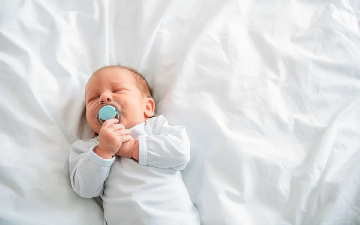 صورة مولود مع اللهاية